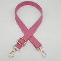 Détail d'une bandoulière rose en nylon tissé avec boucle réglable en métal doré brillant - Rose Foncé
