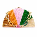 Primer plano de bolso de acrílico semicircular con textura de mármol y mosaico colorido - Naranja (Empalme de Mármol Multicolor)