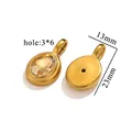 Macro-opname van ovale hanger met gele edelsteen en gouden basis met exacte afmetingen - Gouden Ovale Hanger - Champagne Geel Zirconia