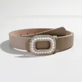 Dettaglio della fibbia rettangolare con perle e strass su cintura in pelle color kaki - 105cm x 2.8cm / Kaki