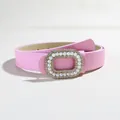 Dettaglio cintura in pelle rosa con fibbia ovale decorata con perle e strass luccicanti - 105cm x 2.8cm / Rosa