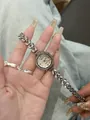 Dettaglio di un orologio al quarzo di lusso con lunetta in strass e cinturino in cristallo - Cinturino Argentato Quadrante Bianco (Catena a Coda di Pesce)