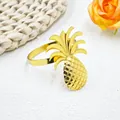Elegante portatovagliolo a forma di ananas dorato con texture su sfondo bianco e rose - Oro