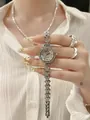 Dettaglio macro dell'orologio a sirena in argento con lunetta in strass e fiori - Cinturino Argentato Quadrante Argentato (Catena a Tre Diamanti)