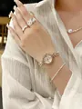 Dettaglio di un orologio di lusso in oro rosa con lunetta in cristallo e cinturino - Cinturino Oro Rosa Quadrante Bianco (Catena a Coda di Pesce)