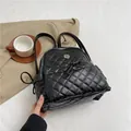 Eleganter schwarzer gesteppter Rucksack mit Schleife und silbernem Reißverschluss - Schwarz