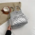 Silberner Stepprucksack für Damen mit schicker Schleife und glänzendem Metallic-Finish - Silber