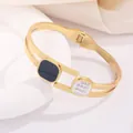 Dettaglio del bracciale placcato oro 18K con acrilico nero e strass bianchi incastonati - Stile Strass Quadrato Bianco e Nero