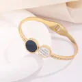 Dettaglio macro del bracciale in acciaio 18K placcato oro con smalto nero e incisione - Stile Greca con Cerchi Bianchi e Neri e Strass
