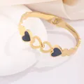 Dettaglio del bracciale a cuore placcato oro 18K con smalto nero e maglie vuote - Stile Cuore Multiplo Traforato Nero