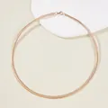 Minimalistische Schlangenkette in Roségold mit Karabinerverschluss auf Keramik - Roségold