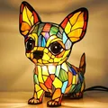 Lámpara de chihuahua estilo Tiffany en resina colorida con luz cálida y cable - Enchufe USB / Lámpara de perro mágica K