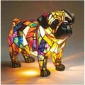 Lámpara de mesa perro carlino estilo Tiffany en mosaico de vidrio de colores y resina - Enchufe USB / Lámpara de perro mágica L