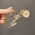 Pince à cheveux élégante en métal doré avec fleur de marguerite blanche et strass brillants - Fleur de Marguerite en Strass