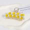 Pince à cheveux feuille de ginkgo dorée avec perles blanches et émail jaune chic - Perle de Feuille de Ginkgo