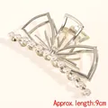 Pince à cheveux en métal argenté avec lignes creuses et perles de 9cm sur le bord - Style Perle Argent (9cm)