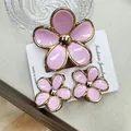 Set of 3 pink floral hair claw and earrings with gold trim on a fashion display card - Pink Set With Gold-rimmed Buckle And Five-petal Flower Design (including Card)