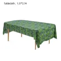 Dettaglio di tovaglia usa e getta in PEVA con foglie di palma, misura 1,37x2,74 metri - Stile pianta verde tropicale