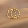 Eleganti orecchini a cerchio dorati lisci su sfondo di seta marrone di lusso - 3cm Diametro/Oro