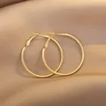 Grandi orecchini a cerchio dorati minimalisti con finitura lucida su sfondo di seta - 4cm Diametro/Oro
