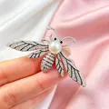 Elegante insectenbroche met zilveren basis, heldere kristallen en witte parel in het midden - Bijenvorm / Zilver
