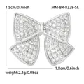 Broche de lazo plateado con circonitas claras, tamaño 1.8cm x 1.5cm y peso de 2.3g - Plateado (8328-SL)