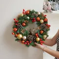 Kerstkrans met groene dennennaalden, gouden rendierkop en rode bessen als decoratie - Stijl 25-29 (Rendier)