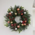 Kerstkrans met groene dennennaalden, rode bessen en gekleurde ballen voor decoratie - Dennennaald Dennenappel Multi-ball Zonnekrans (H419) / 55cm