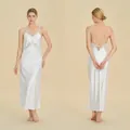 Elegantes weißes Satinnachthemd mit Spitzenv-Ausschnitt und überkreuzten Rückengurten - XS / Weiß