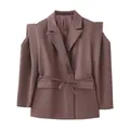 Details des Taillenzuges und der strukturierten Schulter am kakaobraunen Blazer - Rotbraun