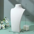 Dettaglio del busto per collane crema opaco da 32,8 cm con dimensioni visualizzate - Pelle PU Diatomacea: Grande