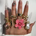 Barock-Perlenring-Set mit rosa Blume und Edelsteinakzenten auf Goldband - Euro-Amerikanisches Vintage Metall 8-teiliges Ring-Set (32542-ring-pink)