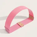 Detail van roze elastische taille riem met gouden metalen gespen en geplooide stoffen textuur - L / Roze