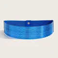 Detail van blauwe gelaagde metalen choker met gouden drukknoopsluiting op stof - Klein / Blauw