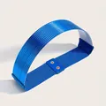 Detailopname van de koningsblauwe elastische tailleriem met gouden drukknoop en ribstructuur - L / Blauw