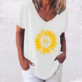 Détail du col en V et de l'imprimé tournesol jaune vif sur le t-shirt d'été blanc pour femme - 3XL / Blanc