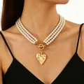 Collier de perles à trois rangs avec pendentif cœur doré brossé et fermoir à bascule chic - Or 11463