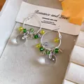 Detailansicht von Wald-Stil Reifen-Ohrringen mit bunten Kristallperlen und Anhängern - Kristallperlen-Creolen im Waldstil (11#) / Silber-Grün-Gelb