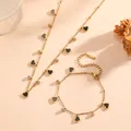 Dettaglio del set collana e bracciale a cuore in acciaio inossidabile dorato con cristalli - Collana e Bracciale Cuore Conchiglia Nera (D310+T806) / Oro