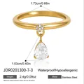 Elegante gouden roestvrijstalen ring met een bungelende peervormige heldere zirkonia-hanger. - Waterdruppel Hanger (JDR0201300-7-3) / Goud