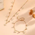 Vista dettagliata del set collana e bracciale in acciaio dorato con ciondoli a farfalla. - Set Collana Bracciale (D309-M307) / Oro Conchiglia Bianca