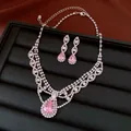 Detailansicht des rosa Zirkon-Halsketten- und Ohrring-Sets auf schwarzem Display - Halskette Und Ohrring Set / Rosa