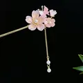 Antike Goldhaarspange mit rosa Blütenblättern, Perlen und Quastenanhänger - Hellrosa Kirschblüte Schmetterling Perle Quaste (2551) / Hellrosa