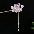 Traditionelle Haarnadel mit blau-verlaufenden Blumen, Schmetterling und Perlenquasten - Rosa Blau Farbverlauf Blume Schmetterling Perle Quaste (2552) / Hellblau
