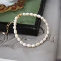 Détail d'un bracelet en perles d'eau douce baroques avec fermoir mousqueton doré - Bracelet Style E (17+3cm)