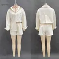 Vorder- und Rückansicht des Damen-Sets aus apricotfarbenem Hemd und elastischen Shorts - S / Aprikose