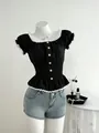 Haut vintage français noir avec bordure en dentelle blanche et boutons fleurs - S / Noir