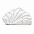 Détail d'une pochette de soirée en acrylique en forme de coquille à côtes nacrées - Blanc