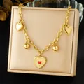Collier à maillons dorés avec cinq pendentifs dont un cœur rouge et des gravures rayonnantes - Style Coeur à Rayons Rouges (N3802)
