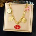 Collier à grosse chaîne dorée avec pendentifs lèvres rouges et nœud rose élégant - N3764
